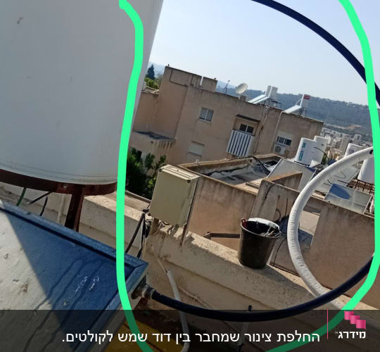 דוד שמש על גג עם צינורות וחיבורים